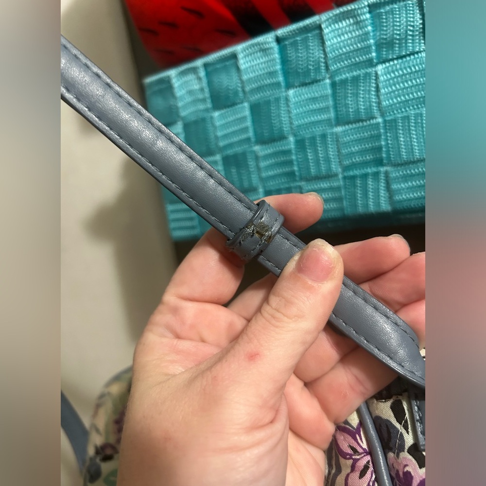 Vera Bradley Crossbody NEEDS TO BE WASHED - Picture 6 of 16